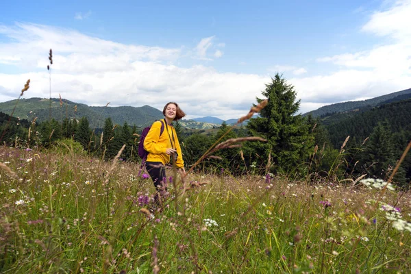 Ragazza turistica in piedi al prato — Foto Stock