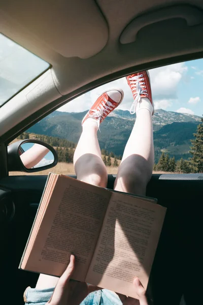 Chica viajando en un coche — Foto de Stock