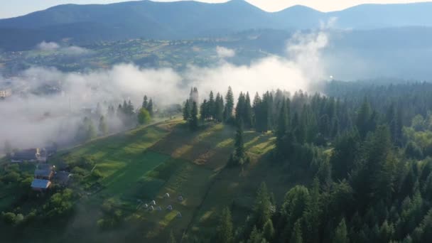 Pueblo Montaña Mañana Cubierto Con Panorama Aéreo Nubes Vorokhta Cárpatos — Vídeos de Stock