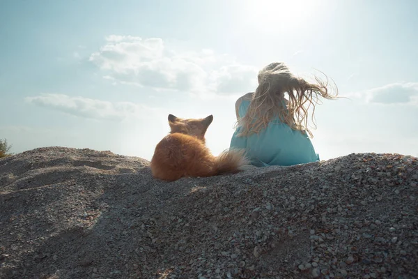 Fille avec chien près de la mer — Photo