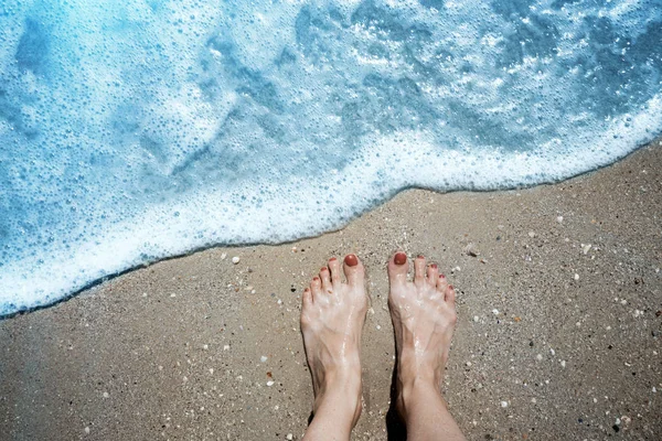 Stäng upp benet på sommaren stranden — Stockfoto