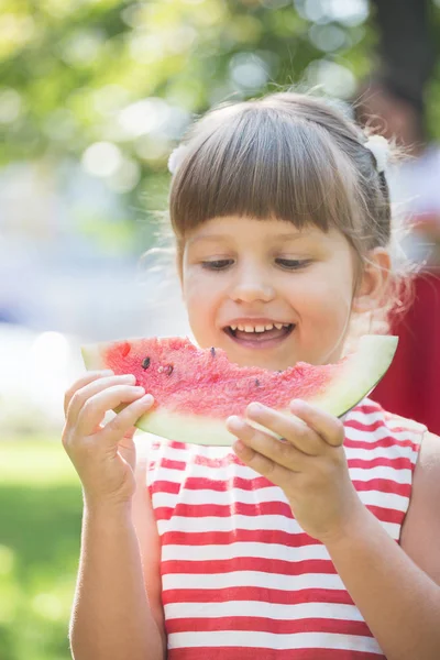 Mädchen isst Wassermelone — Stockfoto