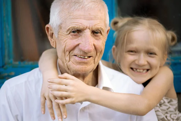 Nieta abrazo con abuelos — Foto de Stock