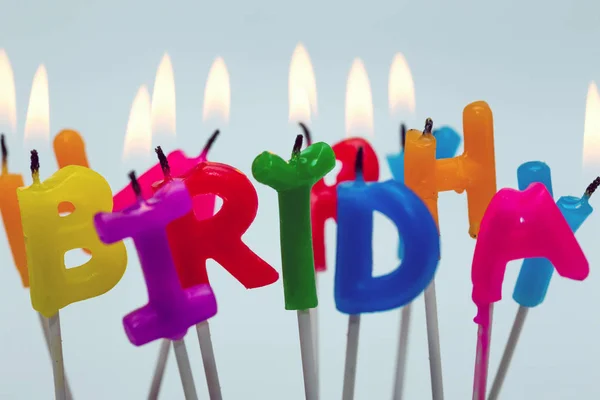 Šťastné narozeninové svíčky na narozeninový dort — Stock fotografie