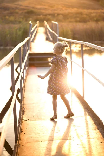 Dívka na mostě — Stock fotografie