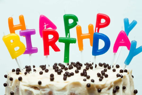 Candele di compleanno felici su una torta di compleanno — Foto Stock