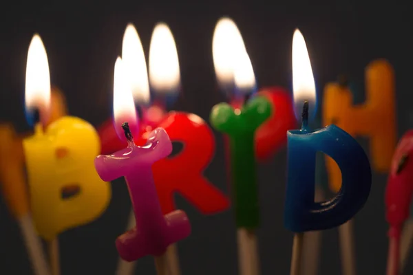 Счастливый день рождения свечи на торте ко дню рождения — стоковое фото