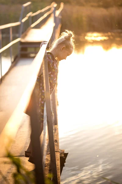 Kleines Mädchen auf einer Brücke — Stockfoto