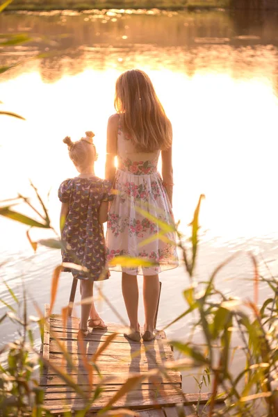 Mor och dotter står på piren — Stockfoto