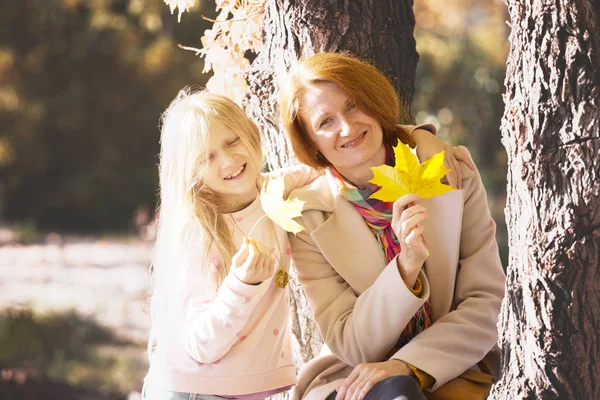 Madre e figlia nel parco — Foto Stock