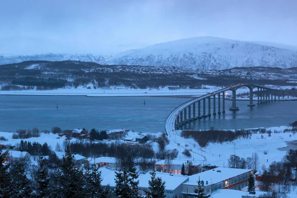 Utsikt över bron till staden Tromsö — Stockfoto