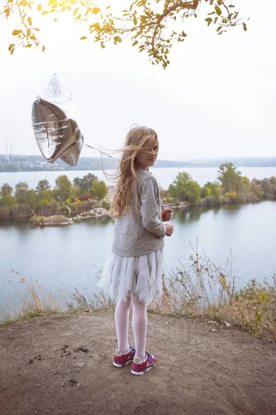 Fille avec ballon — Photo