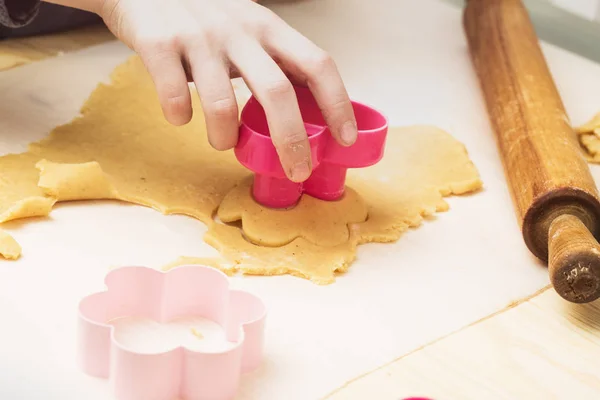 Маленькая девочка делает печенье на кухне — стоковое фото