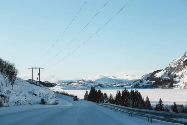 Straße in den norwegischen Bergen — Stockfoto