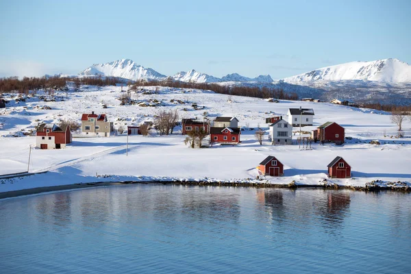 フィヨルドの海岸にある小さなノルウェーの村 — ストック写真