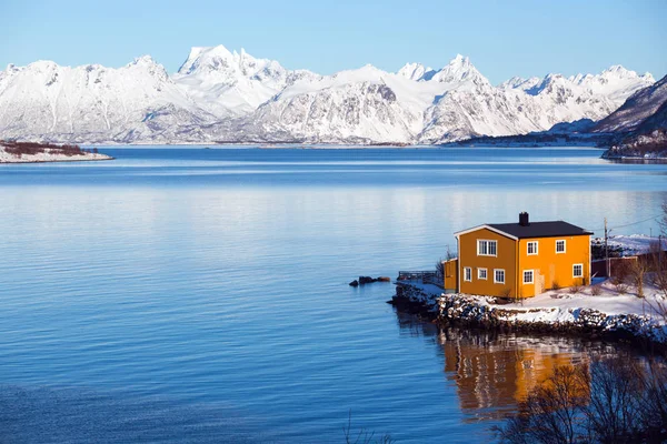 Традиционный норвежский деревянный дом — стоковое фото