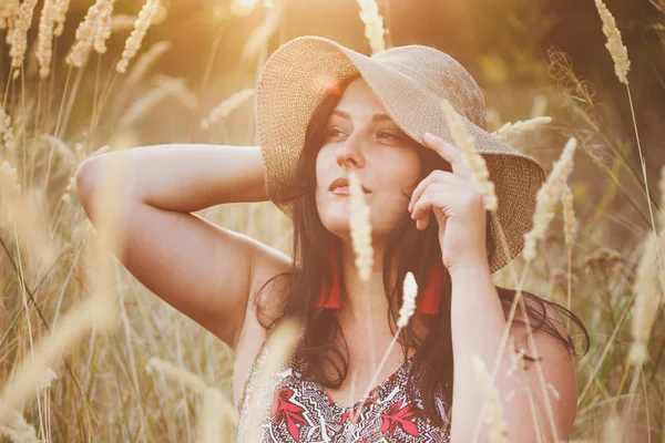 Menina bonita em um prado ao pôr do sol — Fotografia de Stock