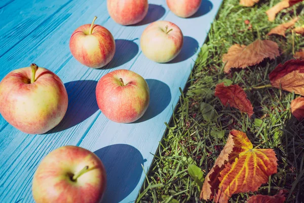 Manzanas jugosas sobre un fondo de madera — Foto de Stock