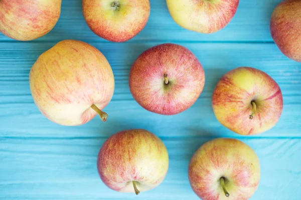 Manzanas jugosas sobre un fondo de madera — Foto de Stock