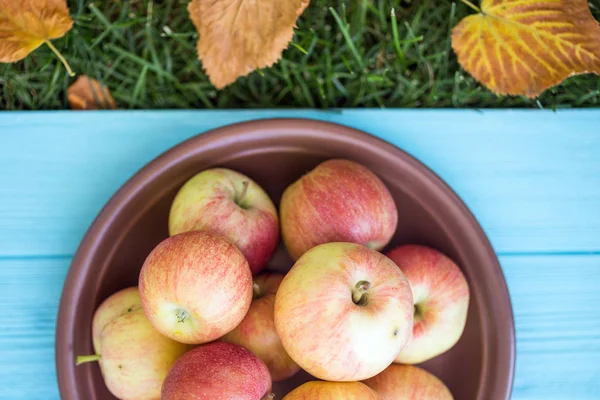 Manzanas jugosas sobre un fondo de madera — Foto de Stock