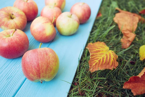 Saftiga äpplen på en trä bakgrund — Stockfoto