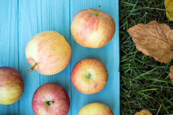 Manzanas jugosas sobre un fondo de madera — Foto de Stock