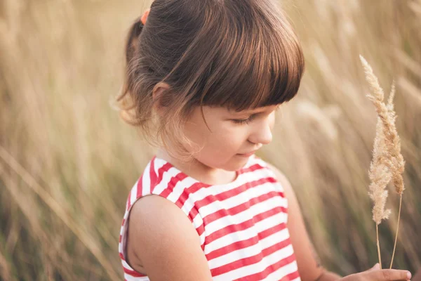 Bambina all'aperto — Foto Stock