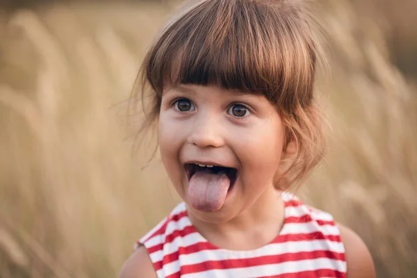 Bambina all'aperto — Foto Stock