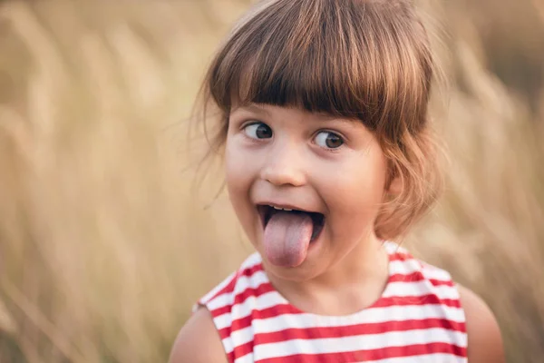 Niña al aire libre —  Fotos de Stock