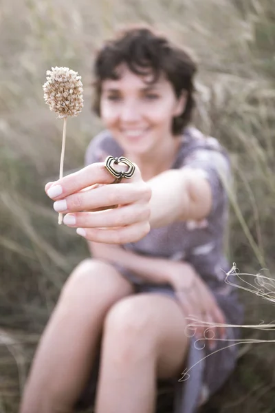 Retrato de uma menina sorridente feliz — Fotografia de Stock