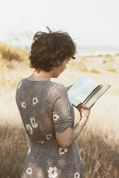 Κορίτσι διαβάζει ένα βιβλίο — Φωτογραφία Αρχείου