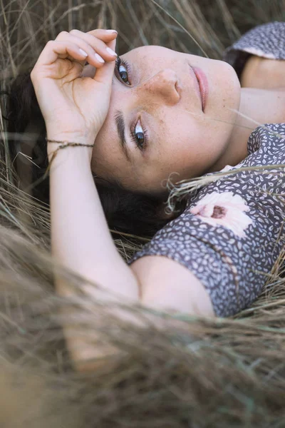 Girl lies in dry grass — Stock Photo, Image