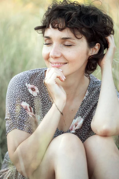 Retrato de una chica feliz sonriente —  Fotos de Stock