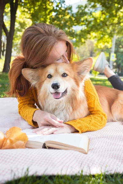 Menina e cachorro em um gramado — Fotografia de Stock