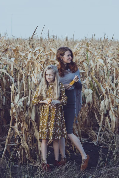 Mom and daughter in a corn field — Stock Photo, Image