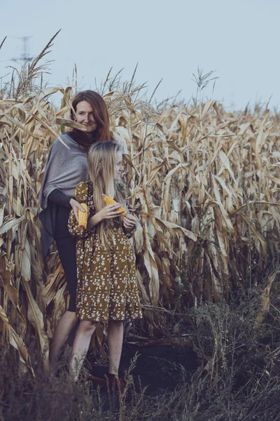 Maman et fille dans un champ de maïs — Photo