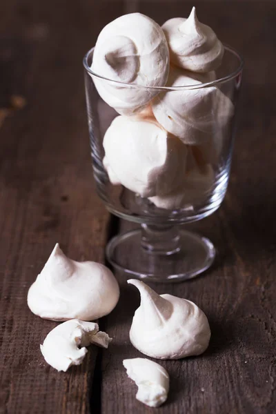 Verrukkelijke meringue op een houten achtergrond — Stockfoto