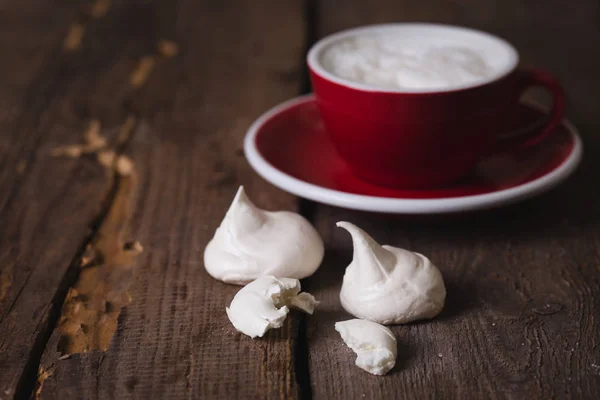 Verrukkelijke meringue op een houten achtergrond — Stockfoto