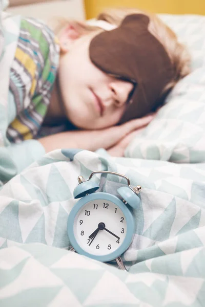 Bambina che dorme in maschera del sonno — Foto Stock