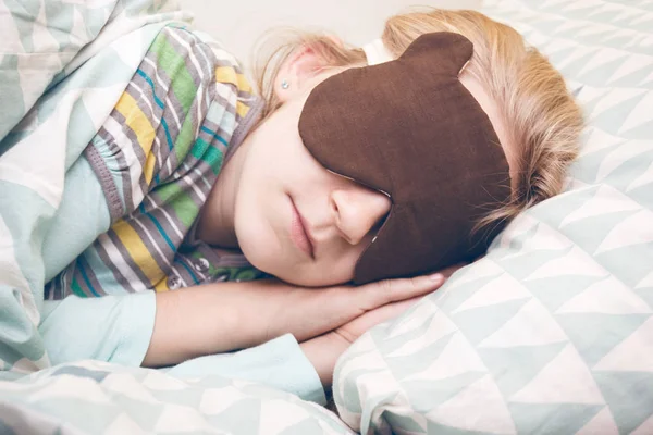 Bambina che dorme in maschera del sonno — Foto Stock