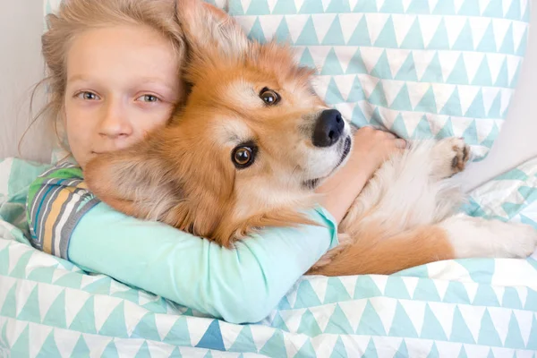 Kleines Mädchen schläft in Schlafmaske — Stockfoto