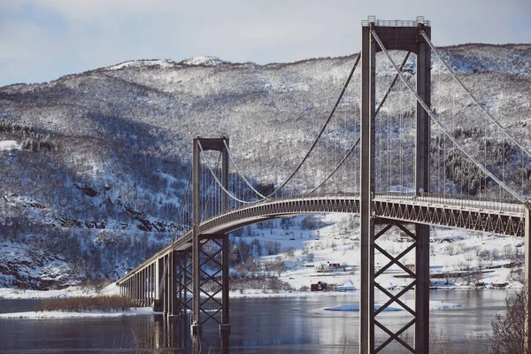 Brücke gegen eine schöne norwegische Landschaft — Stockfoto