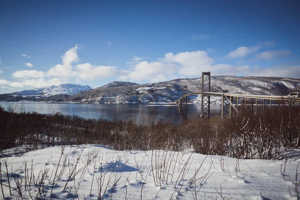 桥梁对美丽的挪威景观 — 图库照片