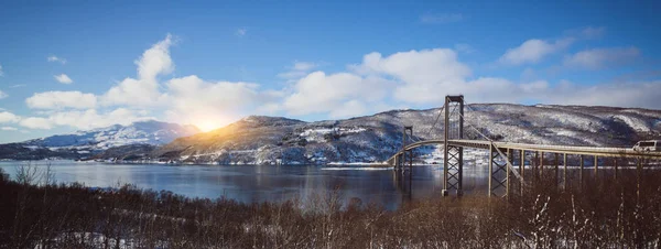 Puente contra un hermoso paisaje noruego — Foto de Stock