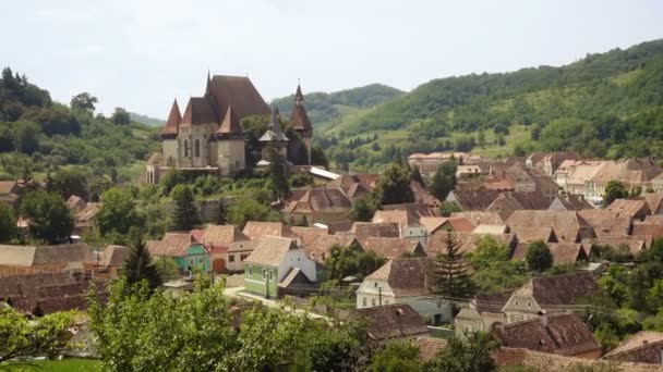 ルーマニアのシビウにある有名な要塞化サクソン教会のパノラマビュー — ストック動画