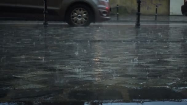 雨在欧洲城市抽象镜头 专注于滴落的雨滴 街道与汽车和行人去焦点 — 图库视频影像