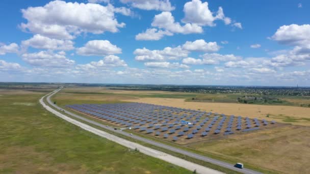 Painéis Solares Campo Com Nuvens Bonitas Vista Aérea Ensolarada Dia — Vídeo de Stock