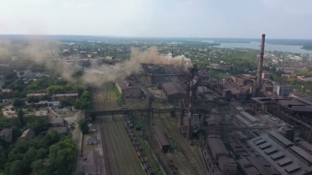 Horizonte Urbano Con Humo Las Tuberías Planta Sobre Los Edificios — Vídeo de stock