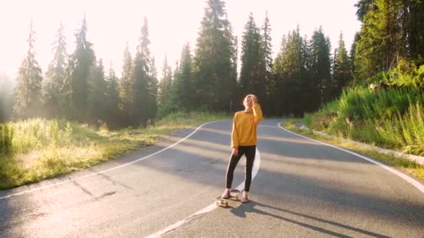 Menina Adolescente Skate Uma Estrada Montanha Vazia — Vídeo de Stock