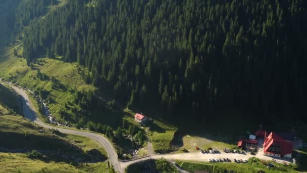 有名なルーマニアの山岳道路の曲線の眺め Transhamaras — ストック動画